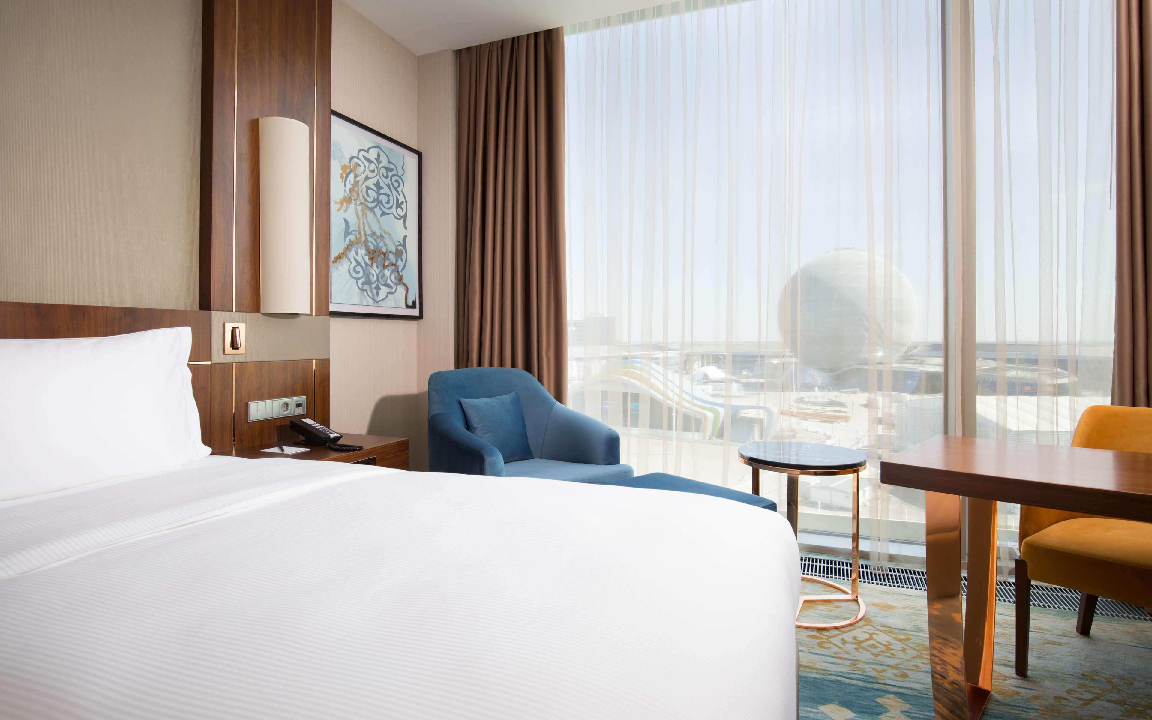 Hotel Hilton Astana Zewnętrze zdjęcie A guest room at the hotel