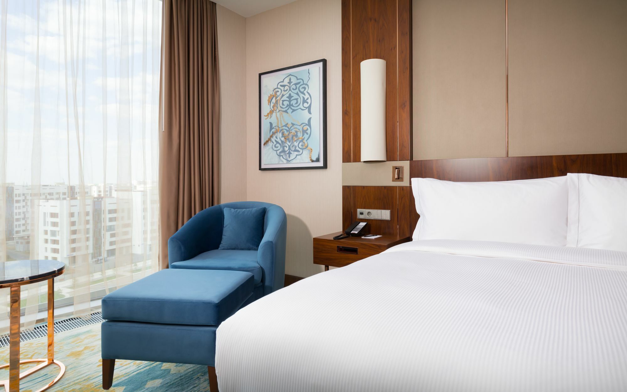 Hotel Hilton Astana Zewnętrze zdjęcie A guest room at the hotel